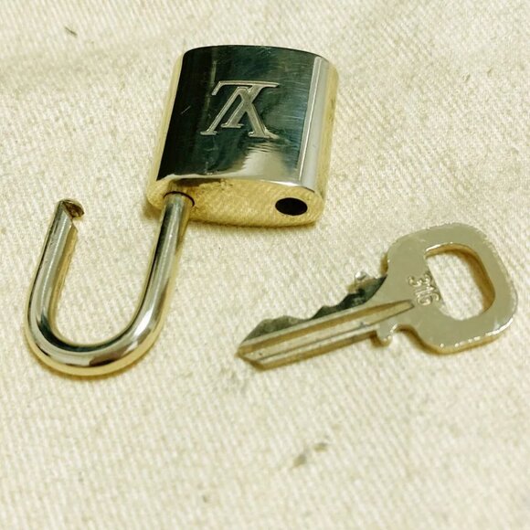 LOUIS VUITTON LV 10 SET PADLOCK KEY CHARM CADENA GOLD-PLATED FRANCE - Picture 4 of 4